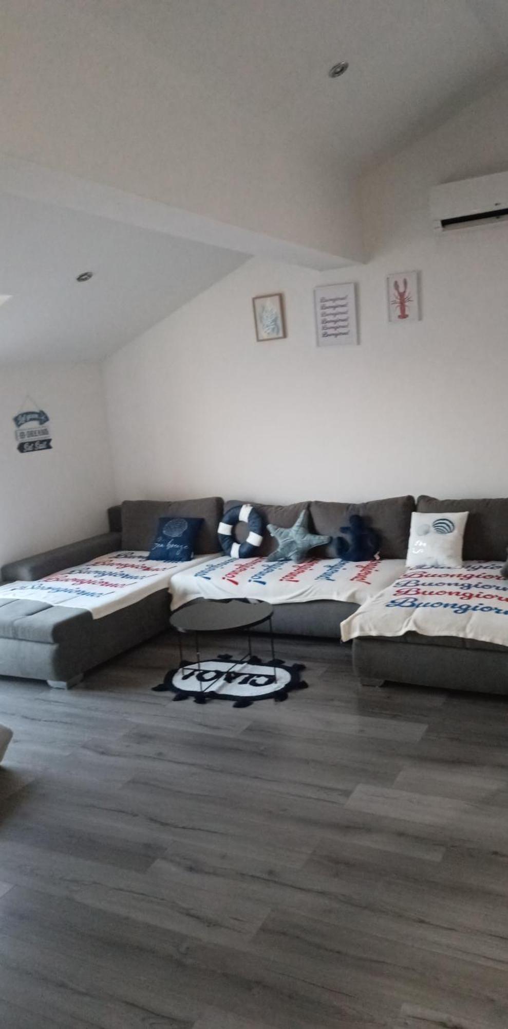 Angella Apartment Dugi Rat Eksteriør billede